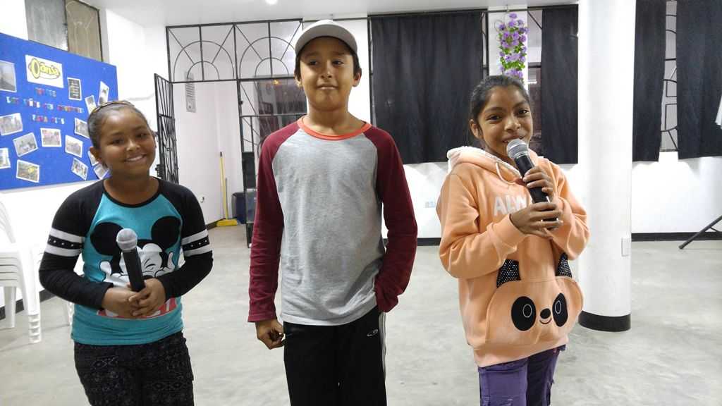 Rosicela & Luciana engage Nico in Kareoke